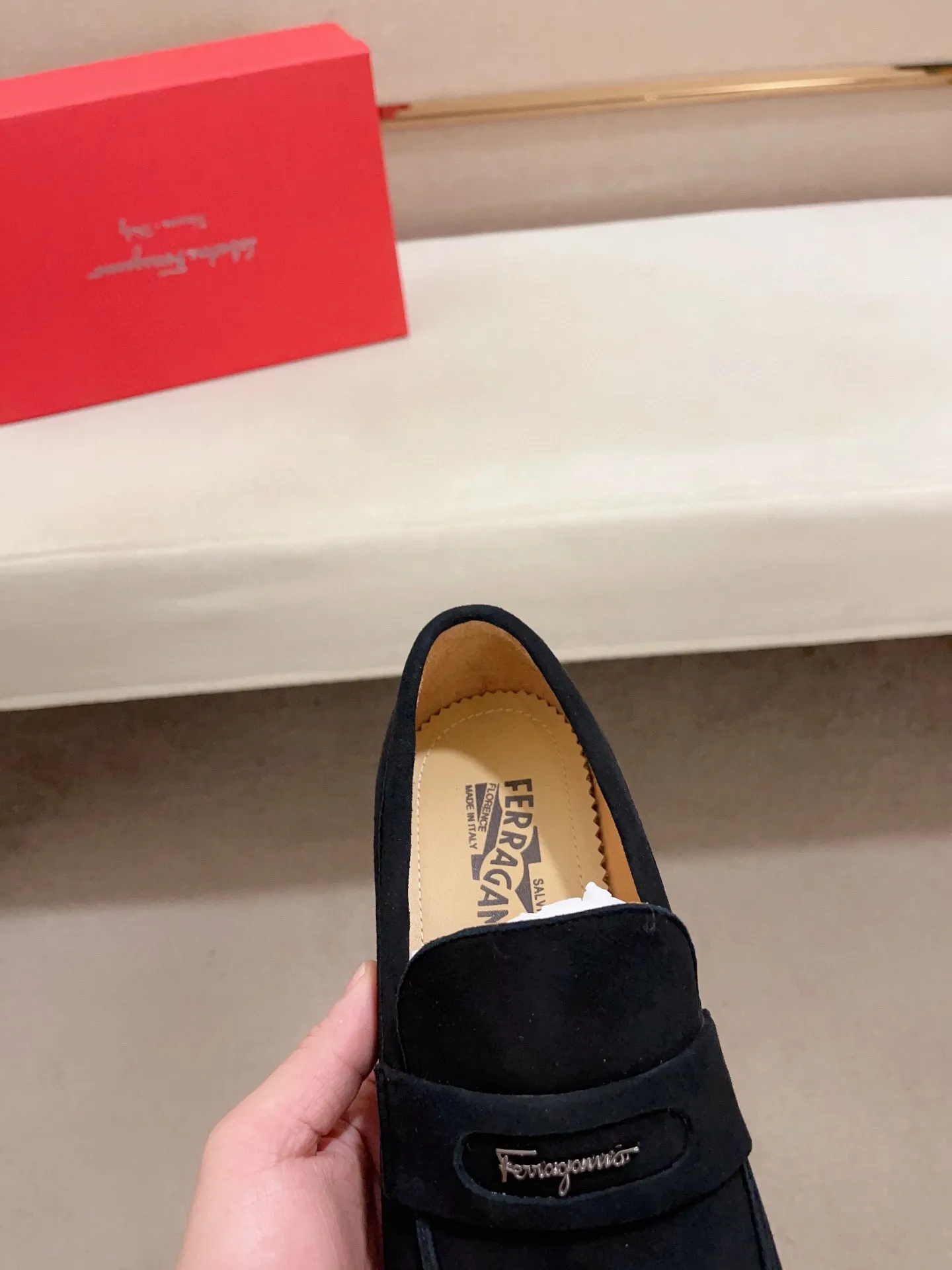 Men's shoes💰: 520💰 High version Ferragamo quality! 🆕🆕Exclusive hot-selling products in stock🔥🔥New products on the shelves, high-quality shoes, high-end driving shoes, with complete packaging! 💪 💪 Material: imported patented cowhide 🐂 + imported high-quality water-dyed cowhide lining + wear-resistant outsole 👍🏻👍🏻 Features: high-end and comfortable, purely handmade 🚀 🚀 Create the perfect shoes that suit you best 🔥 🔥 Size: (38-44) Can be customized 45 non-returnable!